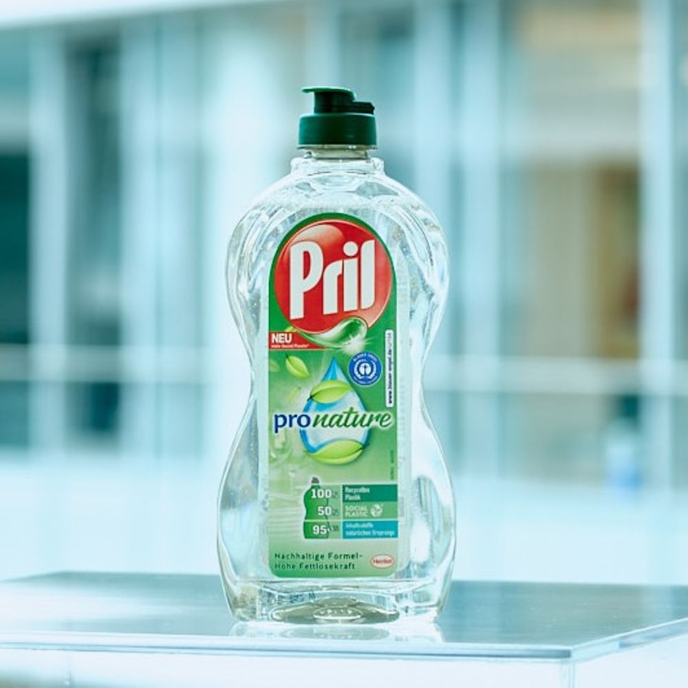 Butelki Pril Pro Nature wykonane z plastiku pochodzącego z recyklingu