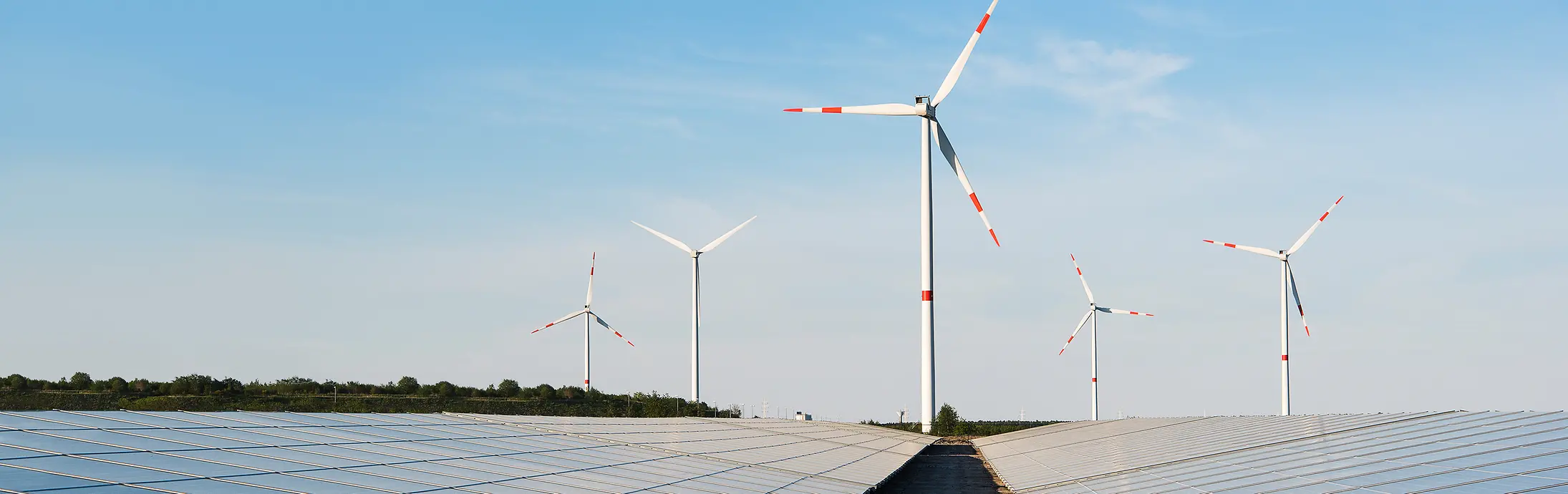 Turbiny wiatrowe i panele słoneczne