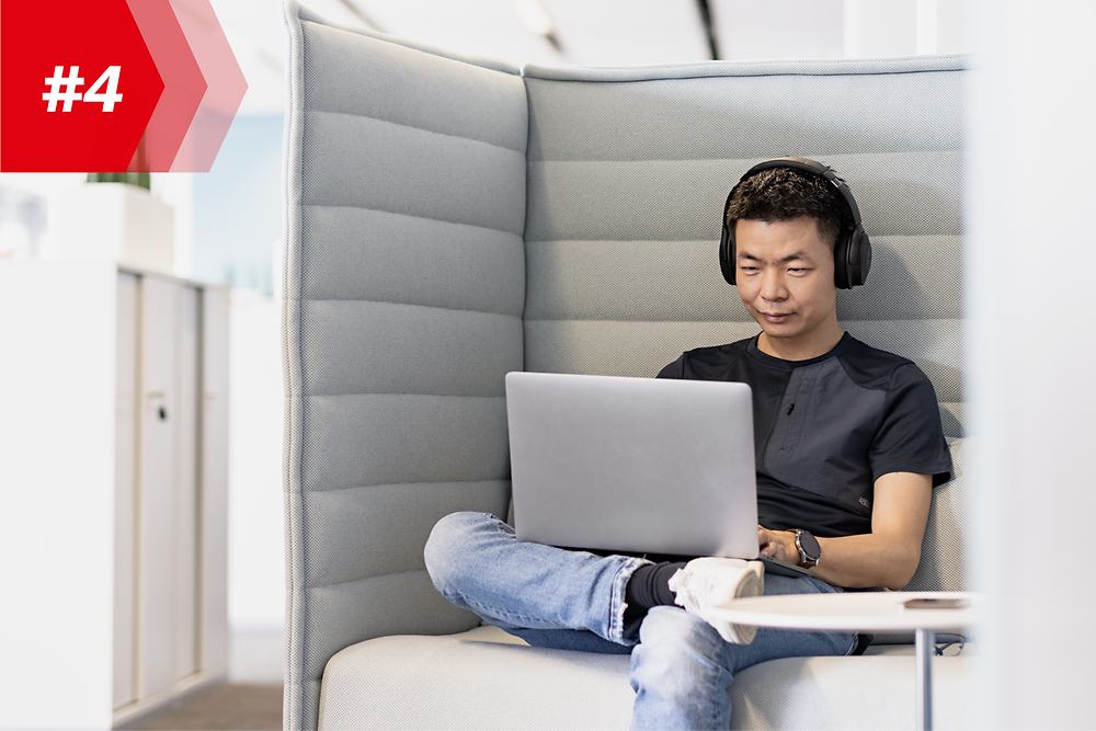 Pracownik Henkla, Hao, szef Fabryki Aplikacji Mobilnych, ze słuchawkami i laptopem