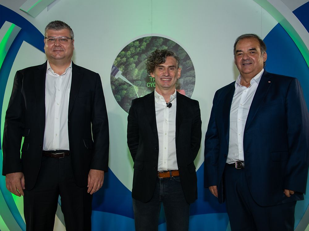 From left to right: Albert Lipperheide, General Manager for Consumer Adhesives at Henkel in Chile, Andres Mitnik, Fundación Chile, and Roberto Pavez, Regional Development Manager for Latin America at Henkel Adhesive Technologies, underlined the combination of environmental and social benefits of CRDC´s solution. 