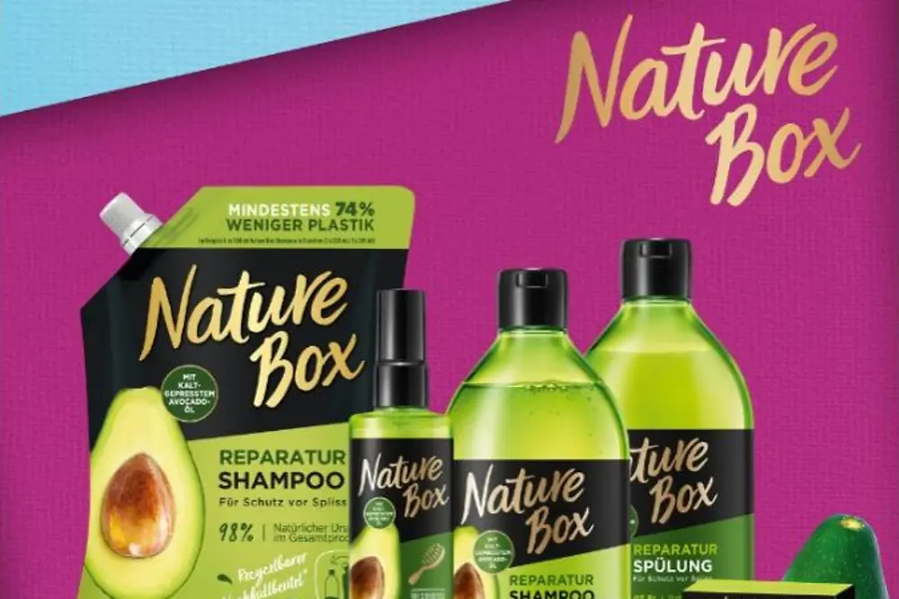 Zielone butelki produktów Nature Box na fioletowym tle