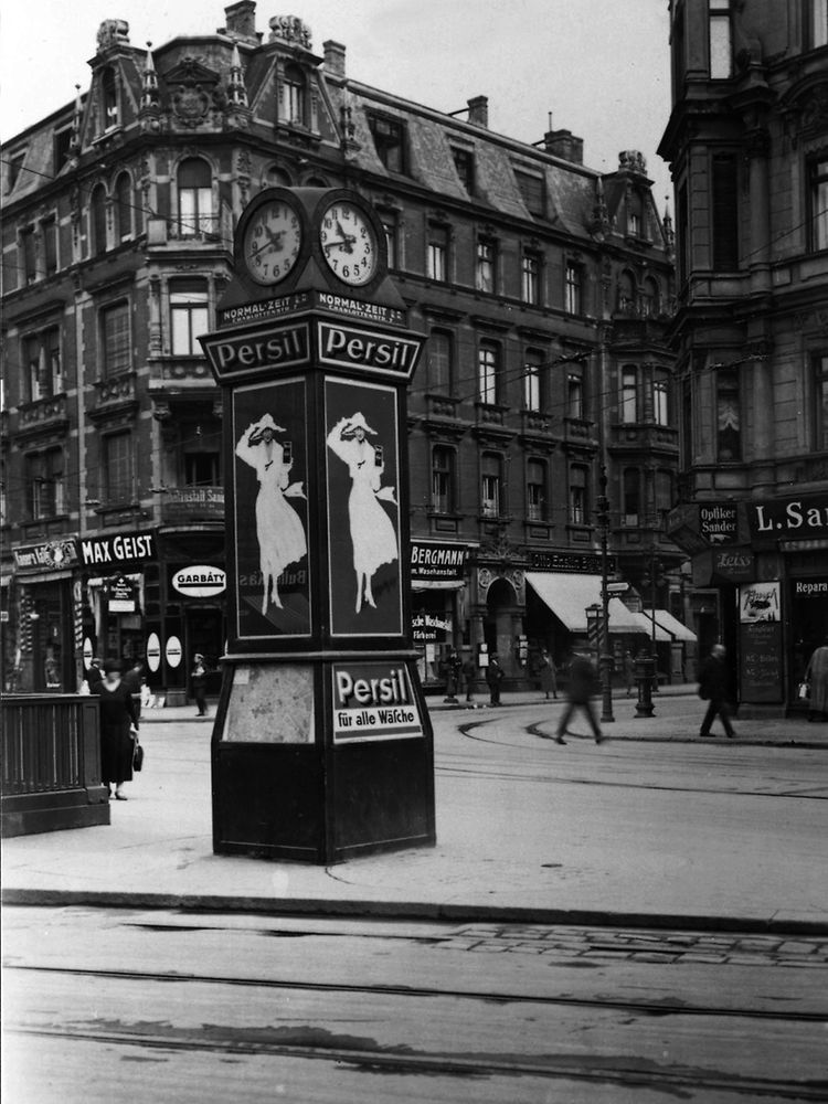 A Persil clock in Berlin from 1925.