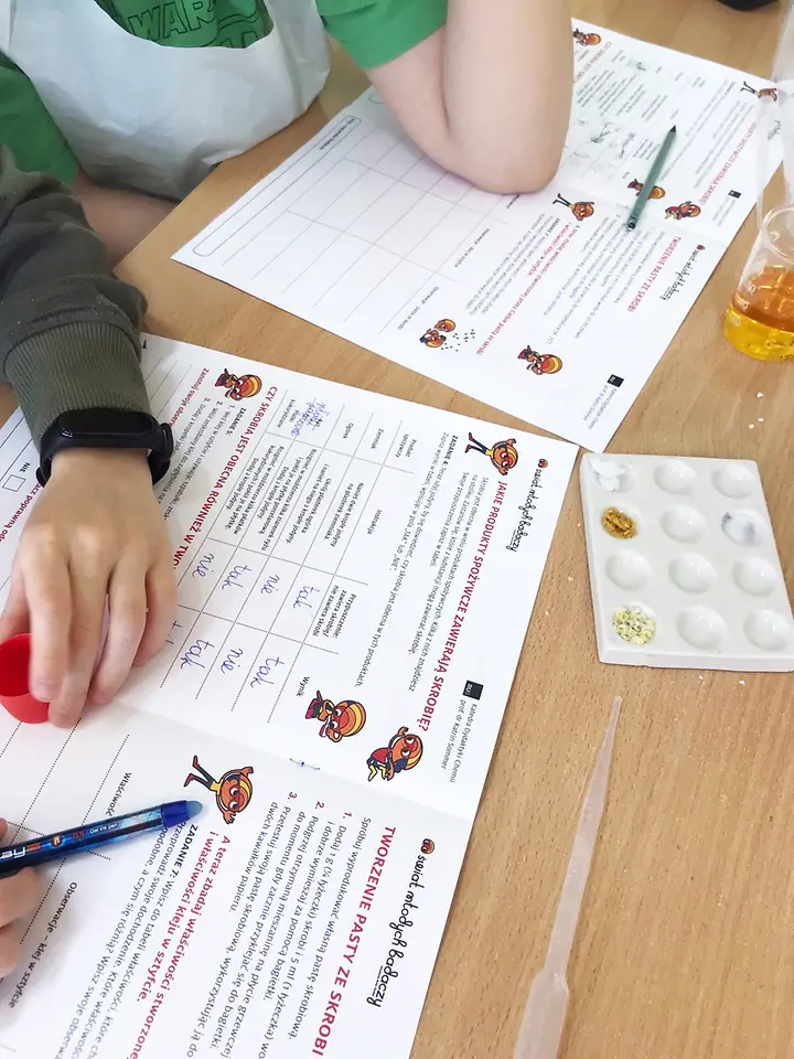 Henkel Polska ponownie zawitał z programem Świat Młodych Badaczy do szkół w Raciborzu i okolicznych miejscowościach