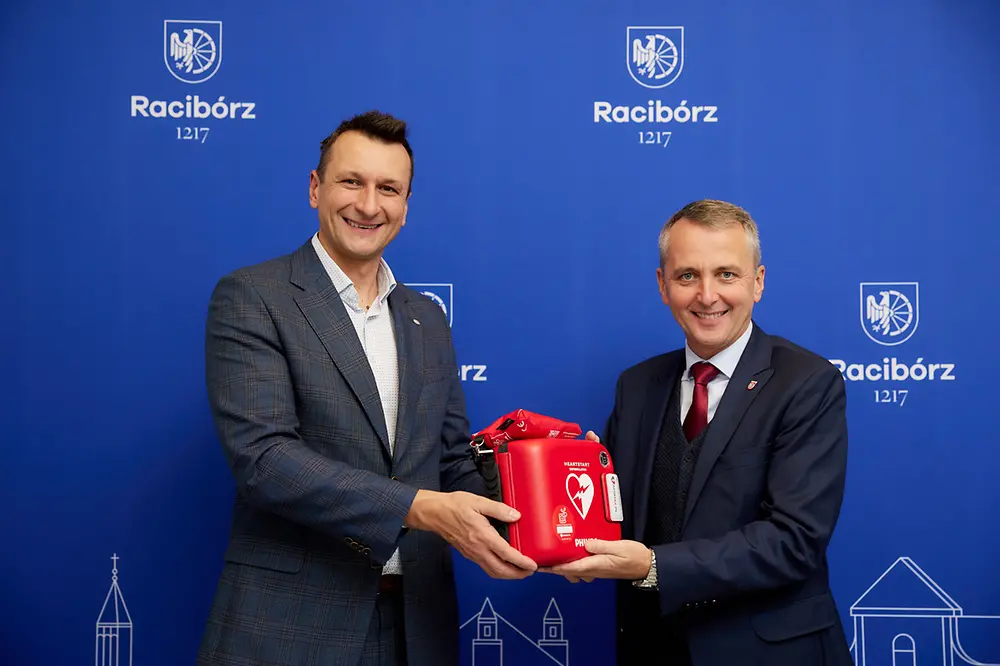 Henkel inwestuje w bezpieczeństwo i przekazuje 4 defibrylatory miastu Racibórz