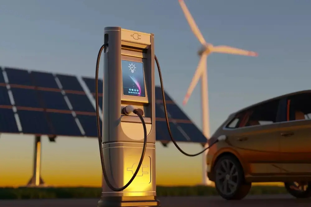 Stacja ładowania pojazdów elektrycznych z panelami słonecznymi i turbinami wiatrowymi w tle.