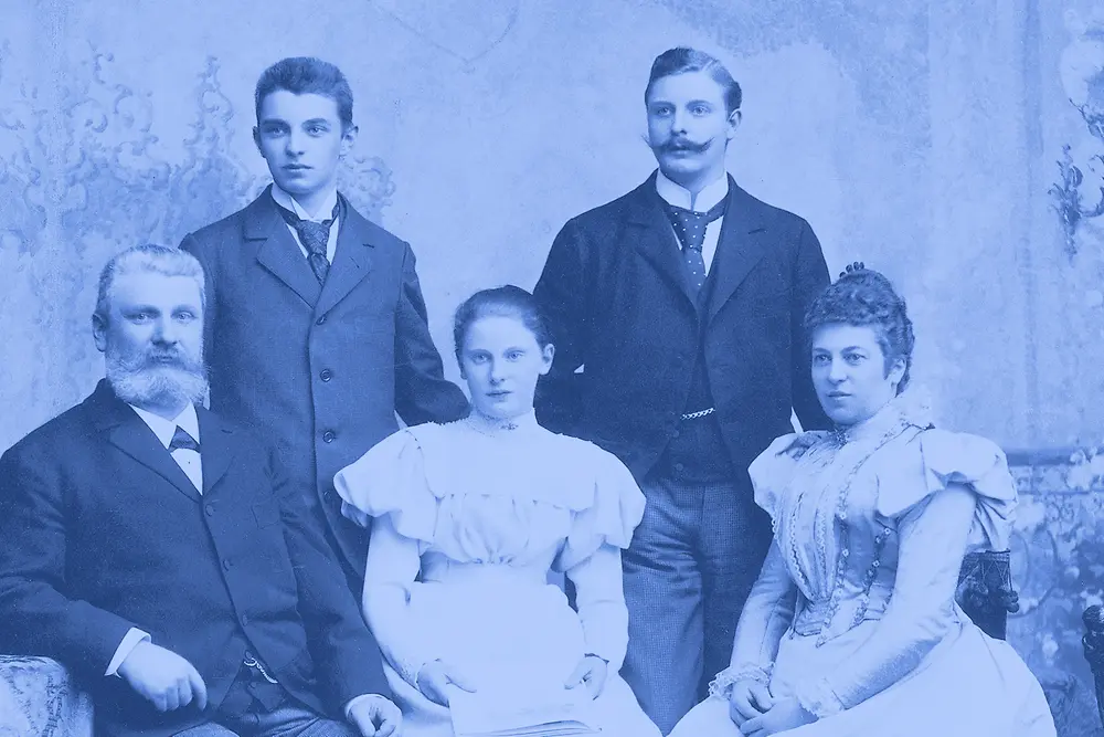 Kolaż przedstawiający historyczne produkty Henkel, butelki detergentów, pracowników laboratoriów oraz reklamy z dawnych lat w odcieniach niebieskiego.