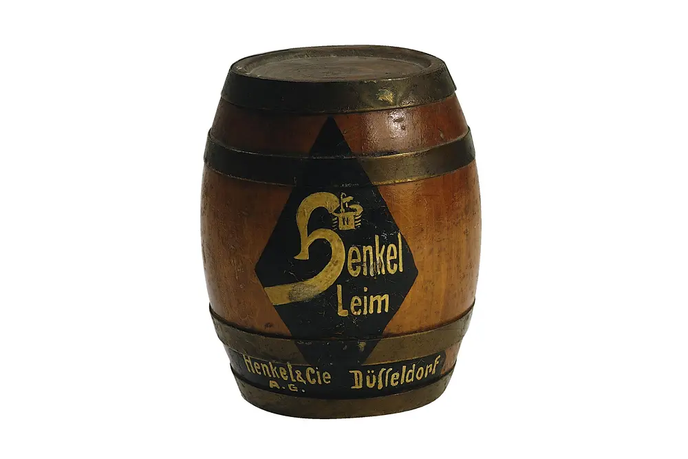 Miniaturowa replika historycznej beczki z klejem Henkel z 1925 r.
