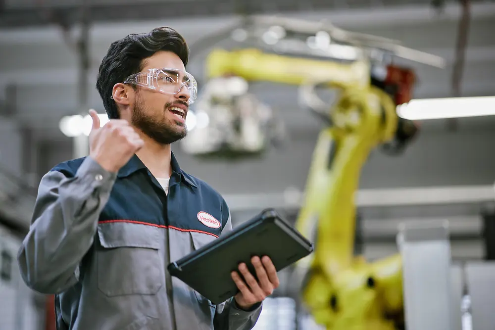 Technik nadzorujący zautomatyzowane maszyny i dbający o jakość.