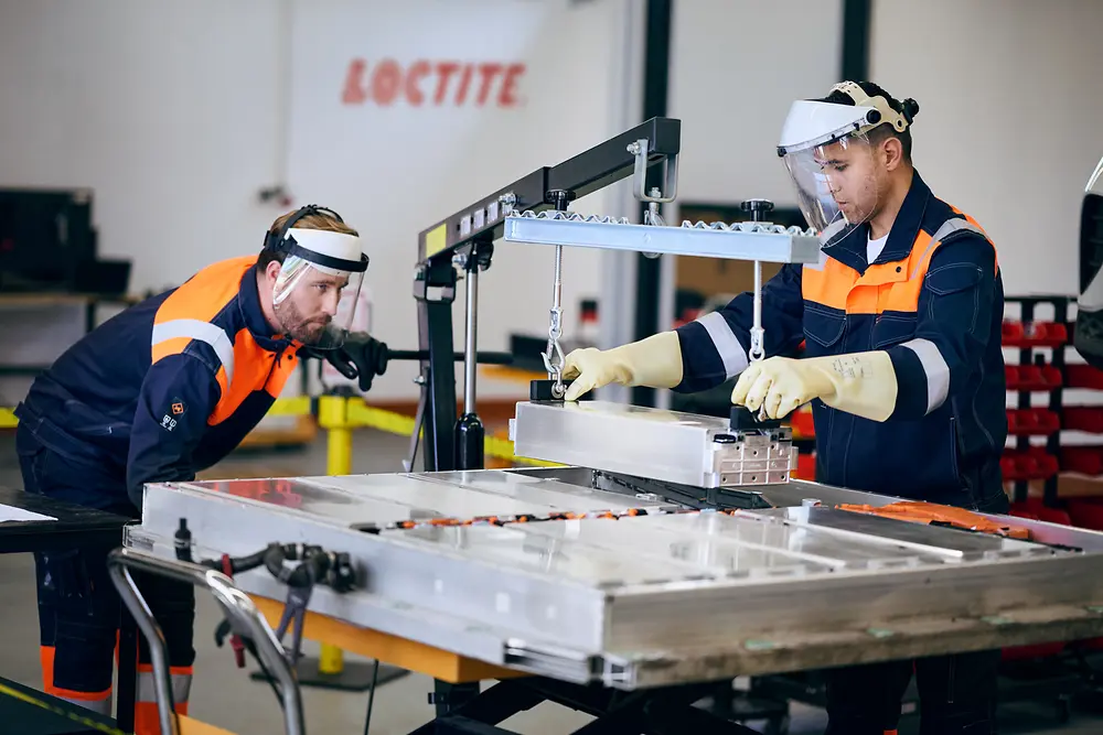 
Nowy asortyment produktów firmy Henkel stanowi bezpośrednią odpowiedź na specyficzne wyzwania związane z elektromobilnością. Obejmuje ona rozwiązania i specjalistyczną wiedzę, co przekłada się na skuteczne i bezpieczne naprawy przedłużające żywotność pojazdów elektrycznych przy zachowaniu zasad zrównoważonego rozwoju.