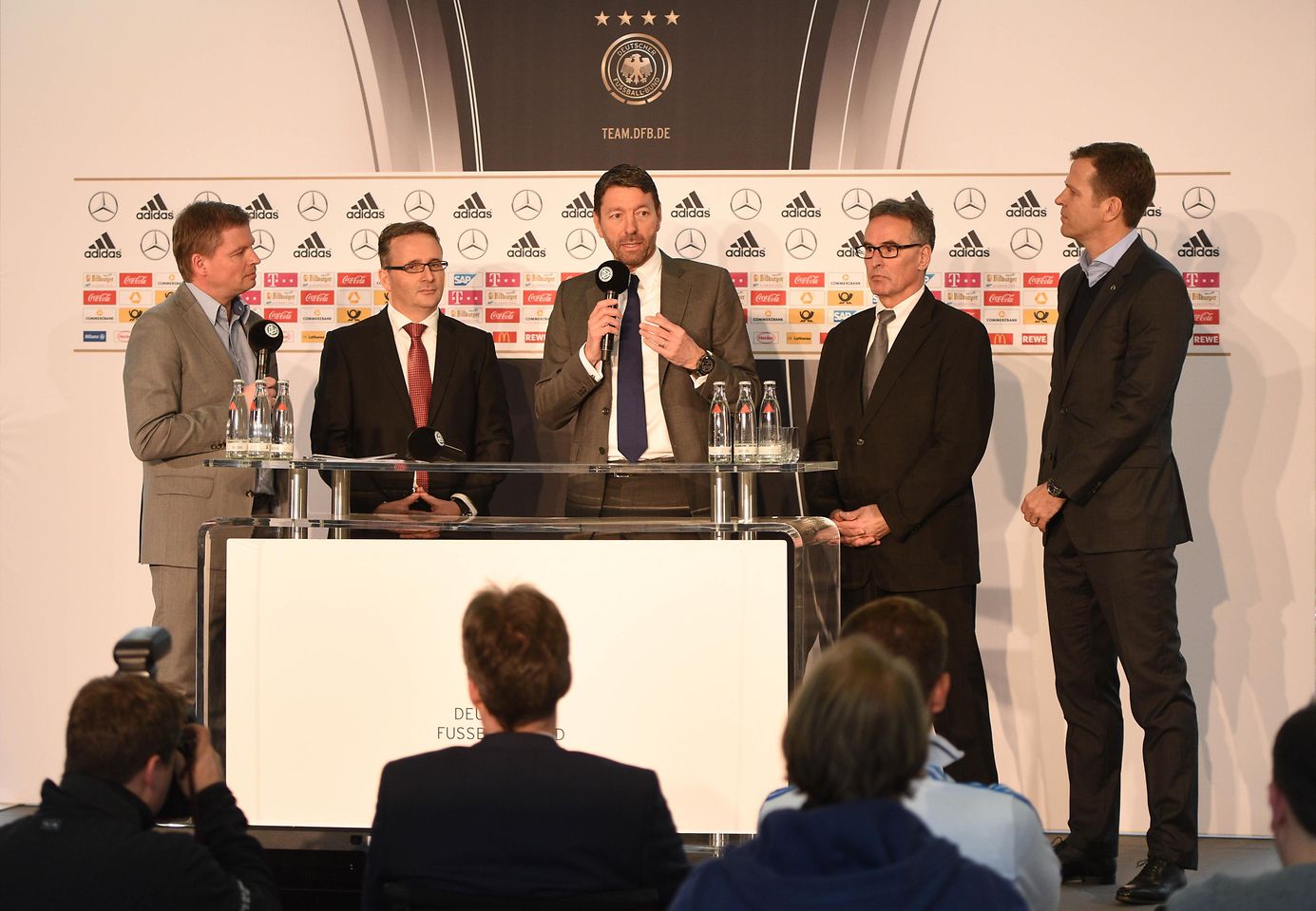 Press conference at DFB headquarters with Henkel CEO Kasper Rorsted (center).