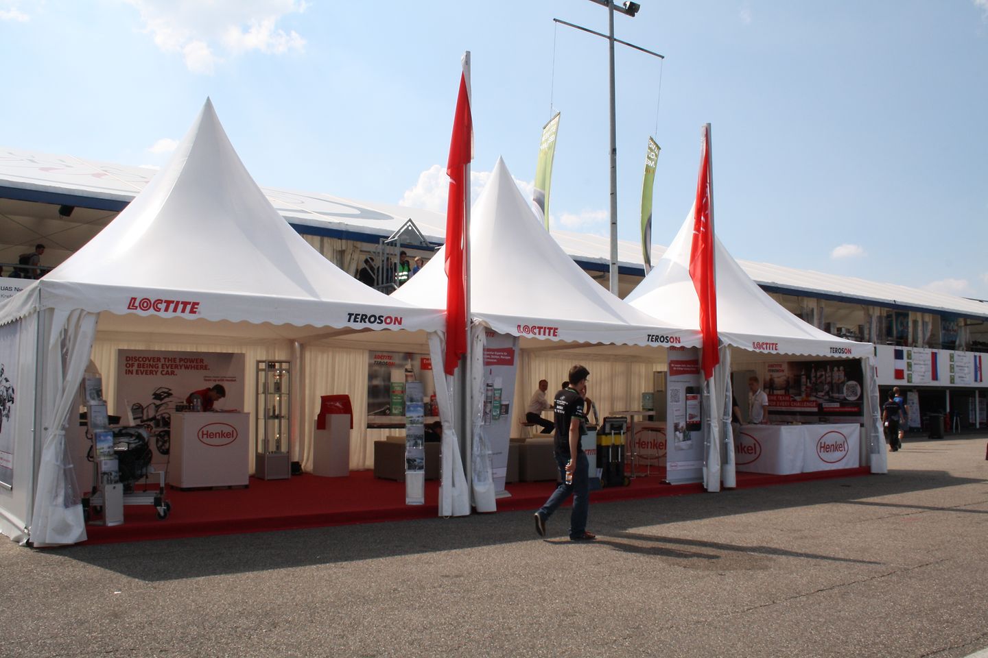 First aid in case of emergency: If conventional methods such as welding, soldering and screw-fixing fail, the technology experts help out by offering their technical know-how and products in the Henkel marquee.