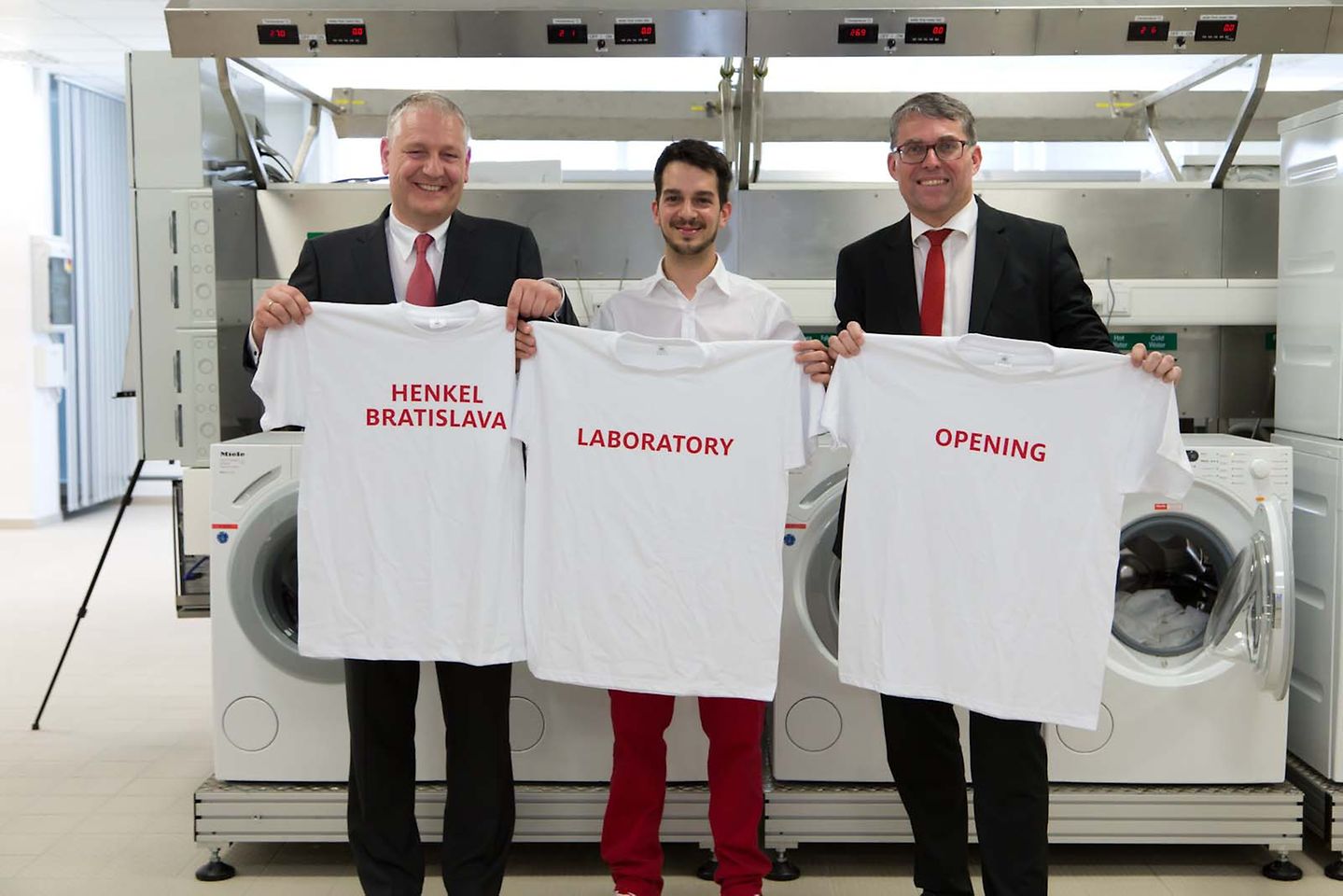 
Thomas Müller-Kirschbaum (Corporate Senior Vice President of Laundry & Home Care, R&D), Christoph Giesinger (Key Account Formula CEE Laundry Care, steering Lab Bratislava), Rudolf Steger (General Manager of Henkel Slovakia and Head of SSC Bratislava) (left to right).