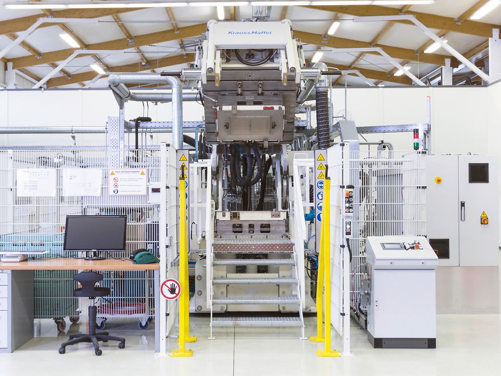 HP-RTM machine-new composite test center-heidelberg-1.jpg