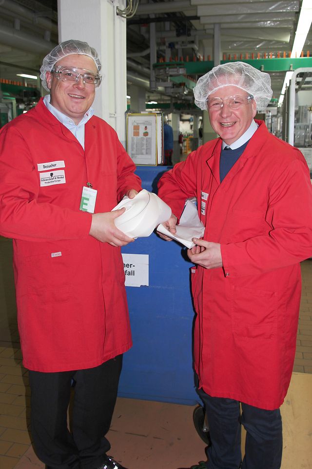 uha Virmavirta from UPM Raflatac (left) and Greg Douglas from Henkel (right) 